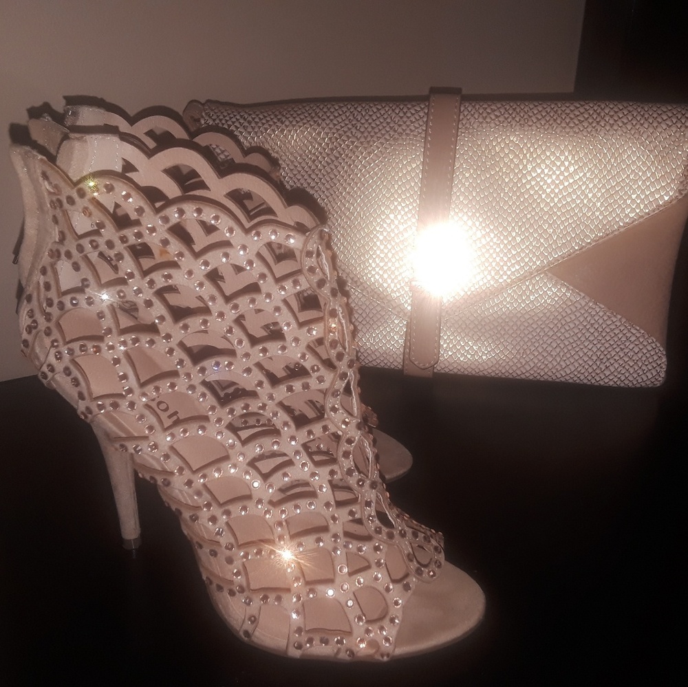 Zigi Soho Peep toe Lasercut booties